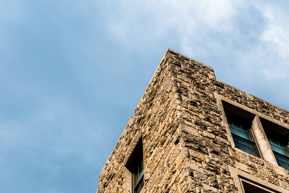 Rénovation façade ancienne en pierre, reprise des joints et finitions à la chaux