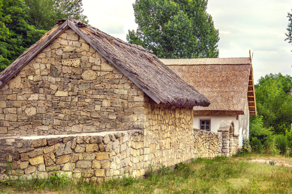 Rénovation de maison en pierre ancienne, consolidation des murs et remise à niveau des maçonneries