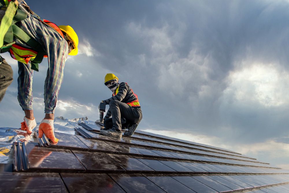 Rénovation de toiture en tuiles avec finitions adaptées au bâti ancien