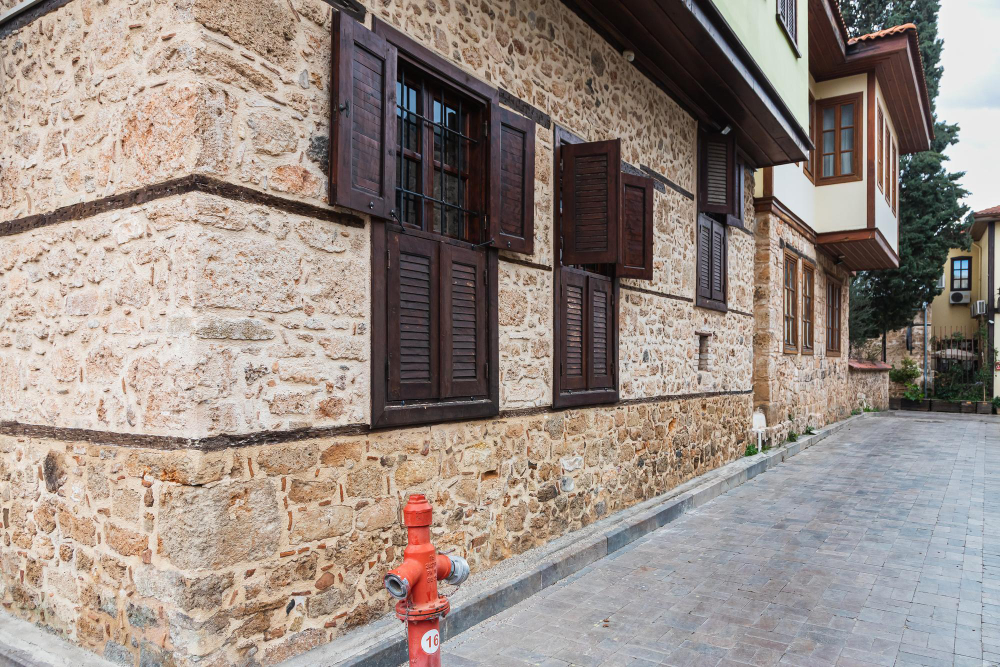 Rénovation façade ancienne en pierre, restauration du parement et traitement des fissures